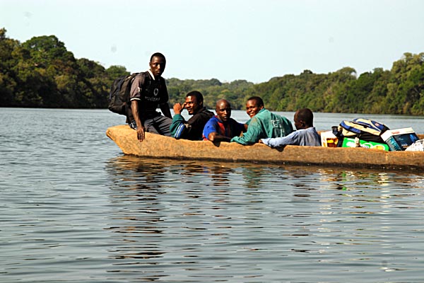 コゴン河を丸木舟で渡る