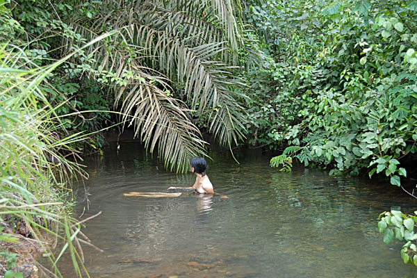 ジャングル川で水浴び
