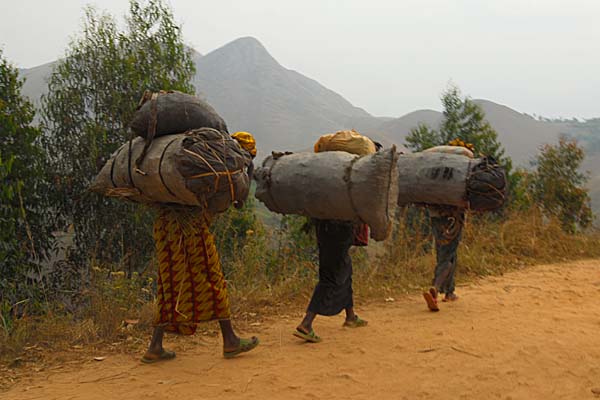 炭を運ぶ女性たち